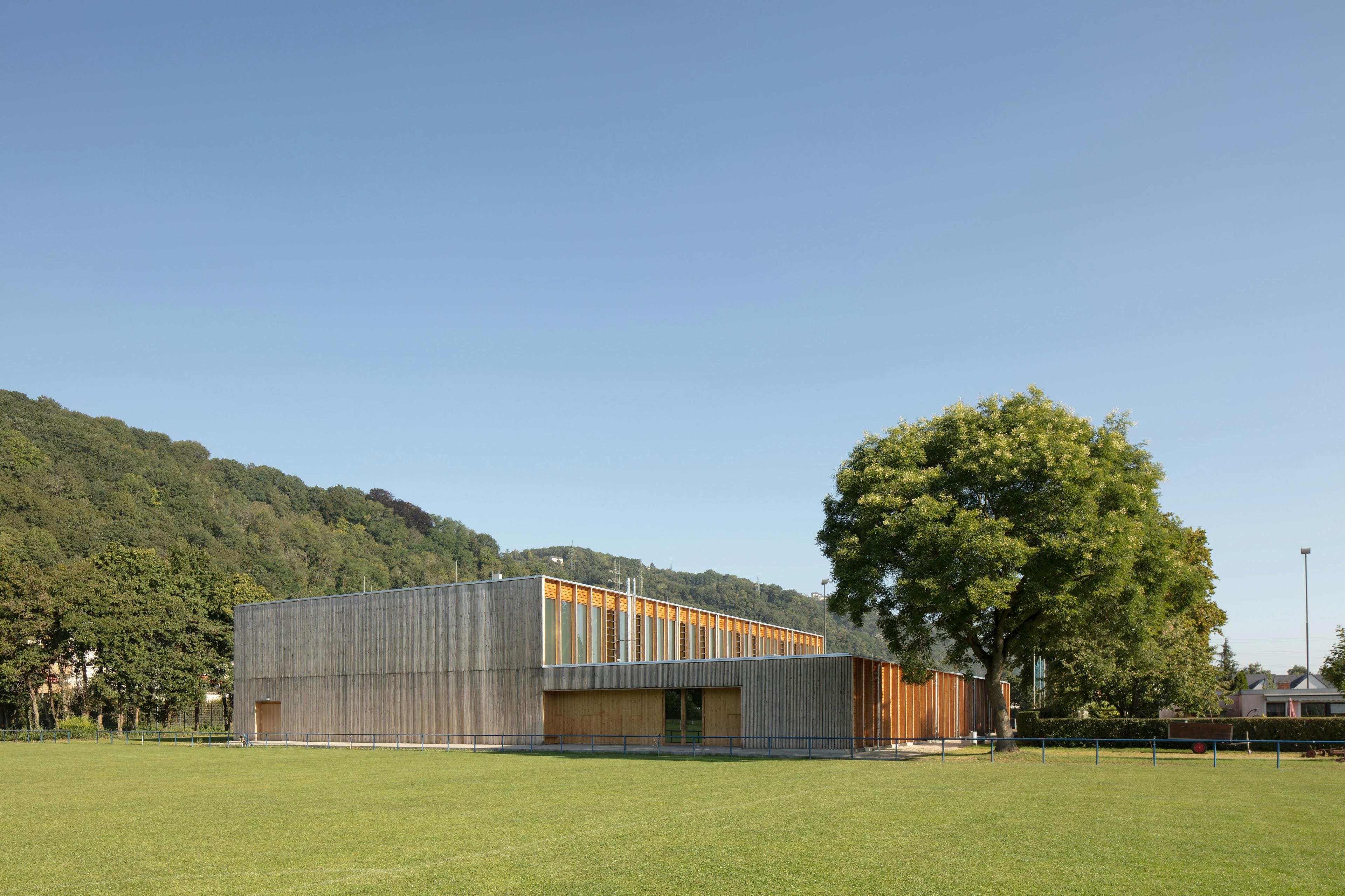 Zweifeldsporthalle Trier Blick Sporthalle mit Eingang