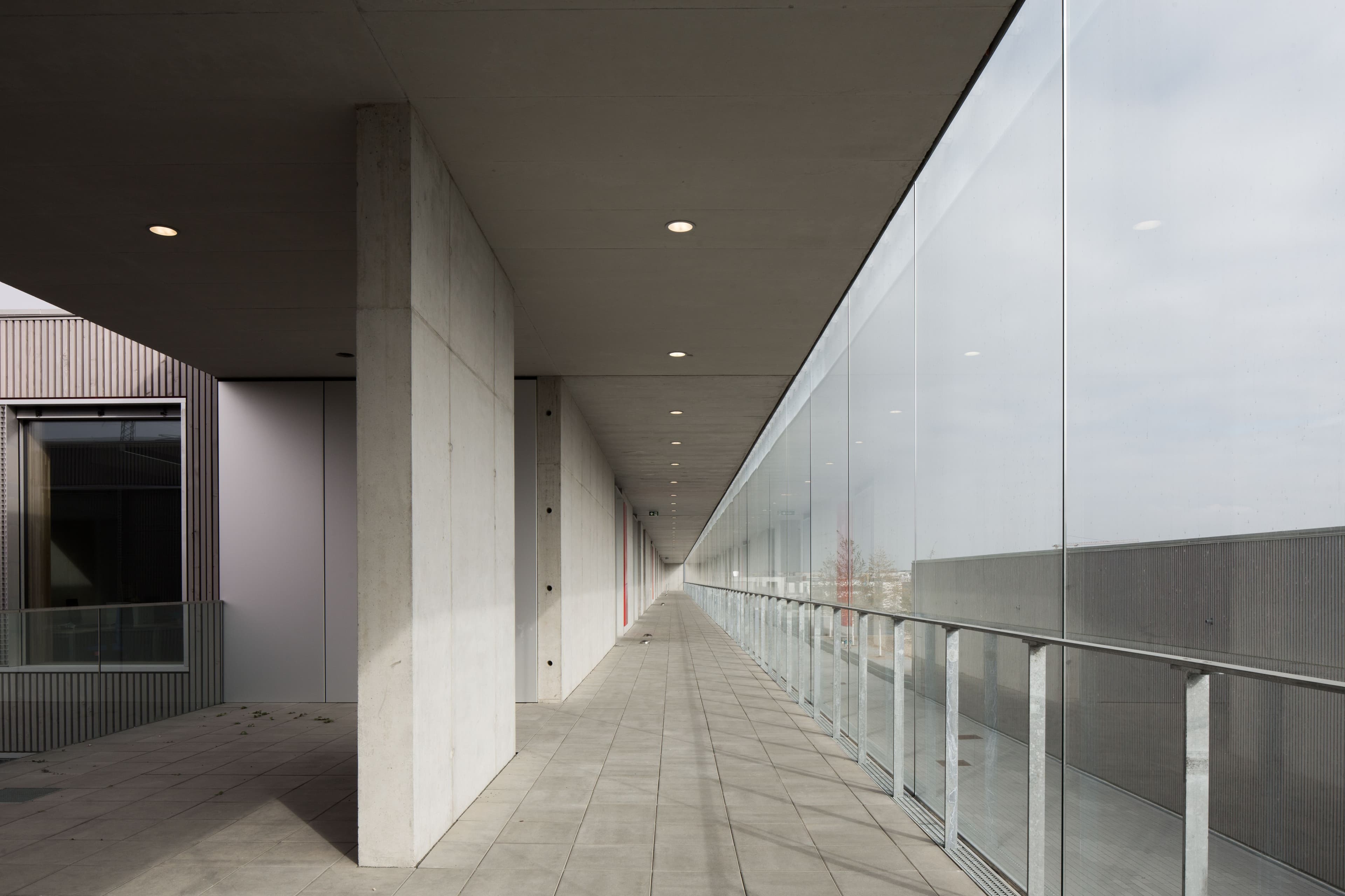 GSK Frankfurt Blick durch Loggia Schulbau