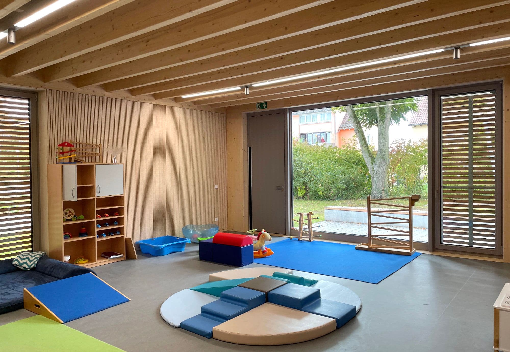 Kindertagesstätte Neckarkrotten Gruppenraum mit Spielgeräten